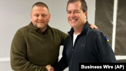 Головнокомандувач ЗСУ Валерій Залужний (ліворуч) і його тодішній спеціальний радник, ветеран збройних сил США Данієл (Ден) Райс