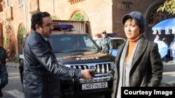 حسن معجونی و نیکی کریمی در فیلم «خیابان‌های ناآرام»