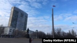 Российский флаг вместо флага "ДНР" на главной площади Донецка