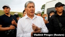 Алмазбек Атамбаев жактоочулары менен Кой-Таштагы резиденциясында, 27-июнь, 2019-жыл.