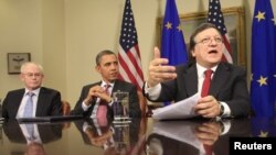 از راست به چپ: خوزه مانوئل باروسو، رئیس کمیسیون اروپایی. باراک اوباما، رئیس‌جمهوری آمریکا و هرمان وان رومپای، رئیس اتحادیه اروپا.