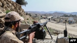 Сарбози Толибон дар назди як гузаргоҳи марзӣ дар вилояти Хӯст.