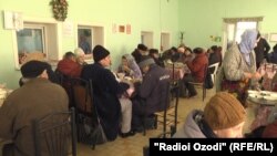 Акси бознишастаҳо аз як хонаи пиронсолон дар Душанбе