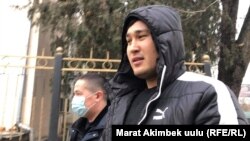 Мунарбек Сайпидинов перед входом в здание суда. 13 января 2021 года.