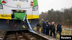 Урадавая дэлегацыя Польшчы на месцы падрыву чыгуначных каляінаў