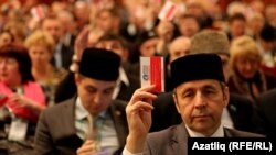 Дөнья татар конгрессының V корылате делегатлары тавыш бирә. 6-9 декабрь, 2012