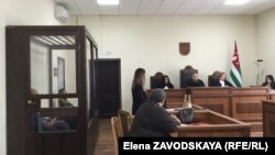 Судебный процесс начался с ходатайства адвоката подсудимого Инги Габелаиа, которая заявила, что ее подзащитный содержится под стражей незаконно