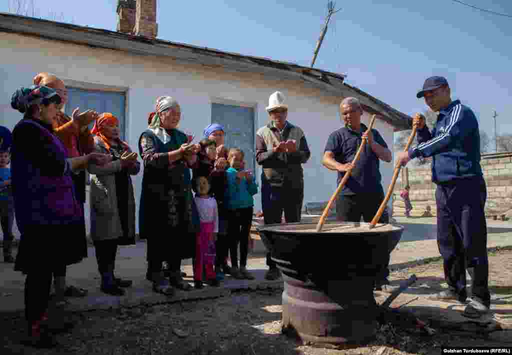 Мындагы коңшулар сүмөлөктү кезектешип кайнатып, бул салтты жаштарга өткөрүп берүүнү кыялданышат.
