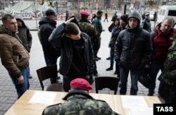Під час запису в Національну гвардію на Хрещатику, Київ, 17 квітня 2014 року