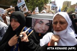 تشییع جنازه نمادین شروه مروینی در نماز جمعه تهران در تیرماه ۸۸