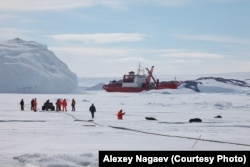 Топливные операции у станции Прогресс. Фото Алексея Нагаева