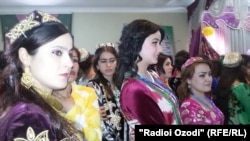 Власти Таджикистана обязали граждан носить национальную одежду и в повседневной жизни и на праздниках.