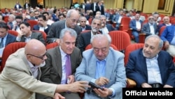 علینقی خاموشی در کنار اسدالله عسکراولادی در یکی از نشست‌های اتاق بازرگانی