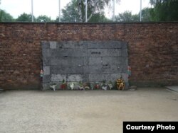 Чорна стіна, біля якої страчували в’язнів (фото Ігоря Бігуна)