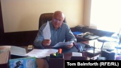 Кеңсесіне 10 айдан соң оралған кәсіпкер Ярослав Пидгайный қағаздарын қарап отыр.  