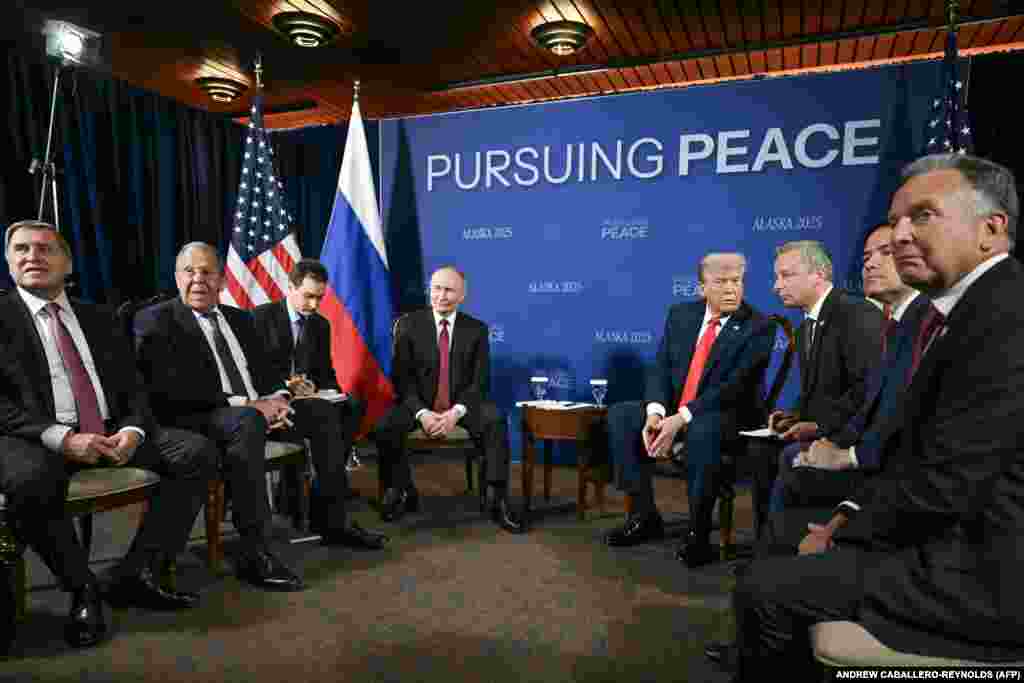 Президенти США і Росії Дональд Трамп і Володимир Путін почали переговори в Анкориджі, штат Аляска, спрямовані, за словами американського лідера, на припинення бойових дій РФ в Україні, 15 серпня 2025 року.Спершу повідомлялося, що президенти зустрінуться тет-а-тет лише у присутності перекладачів. Потім у Білому домі повідомили, що формат зустрічі змінили, і до Трампа на переговорах відразу приєднаються держсекретар США Марко Рубіо і спецпосланець Стів Віткофф. Путіна супроводжуватимуть його помічник Юрій Ушаков і голова російського МЗС Сергій Лавров