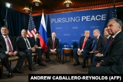 Трамп менен Путиндин сүйлөшүүсүнө катышкандар