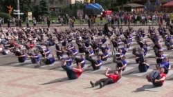 Черкащани встановили рекорд із масового качання пресу (відео)