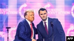 تصویر چارلی کرک (راست) همراه با دونالد ترامپ، رئیس‌جمهور ایالات متحده