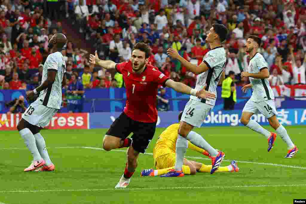 Однако уже на второй минуте Хвича Кварацхелия открыл счет в матче после передачи Жоржа Микаутадзе