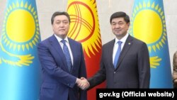 Глава правительства Кыргызстана Мухаммедкалый Абылгазиев и премьер-министр Казахстана Аскар Мамин. 12 июля 2019 г.