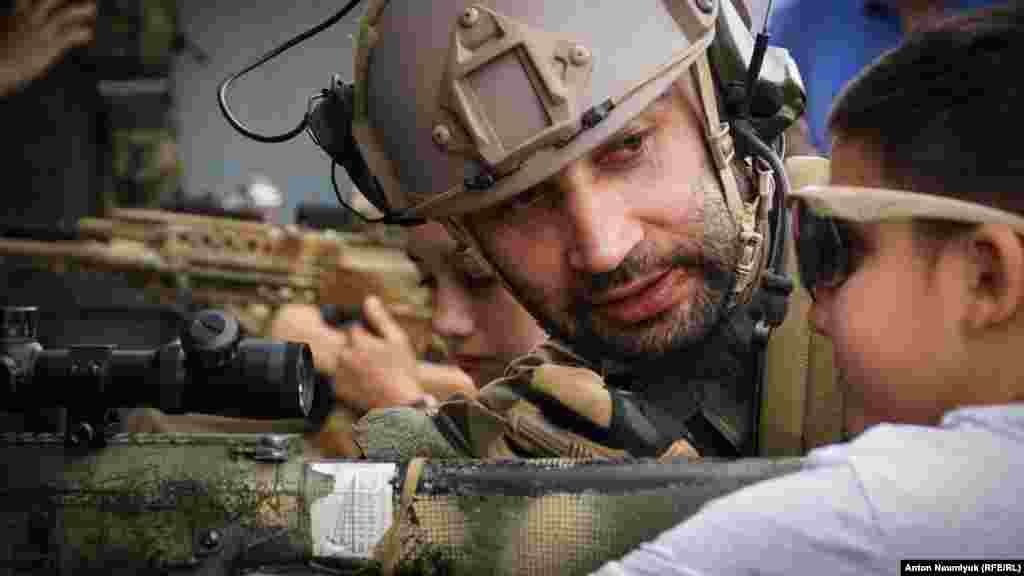 Qırımda yapılğan resmiy bayramlarnıñ bir ananesi olğan, balalar içün silâdan ateş açma «ögretüv kursları» teşkil etildi