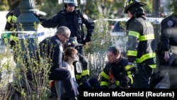 Մանհեթենում տեղի ունեցած միջադեպից տուժած կնոջը առաջին օգնություն են ցուցաբերում, Նյու Յորք, 31-ը հոկտեմբերի, 2017թ. 