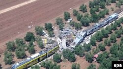 عکسی که از صحنه تصادف منتشر شده نشان می‌دهد این دو قطار مثل یک آکاردئون مچاله شده و از خط خارج شده‌اند.