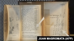 نسخه‌‌ای از کمدی الهی متعلق به خورخه لوئیس بورخس به همراه دست‌نوشته‌ای از او در صفحه نخست این کتاب