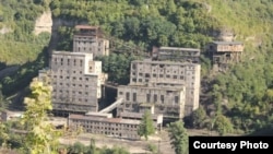 Город продолжает существовать только благодаря шахтам. Фактически получаемый там заработок – чуть ли не единственное, что заставляет людей жить в городе, находящемся на грани экологической катастрофы