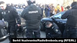 Біля Ради сталася штовханина між поліцією і учасниками мітингу проти продажу землі, 17 грудня 2019 року