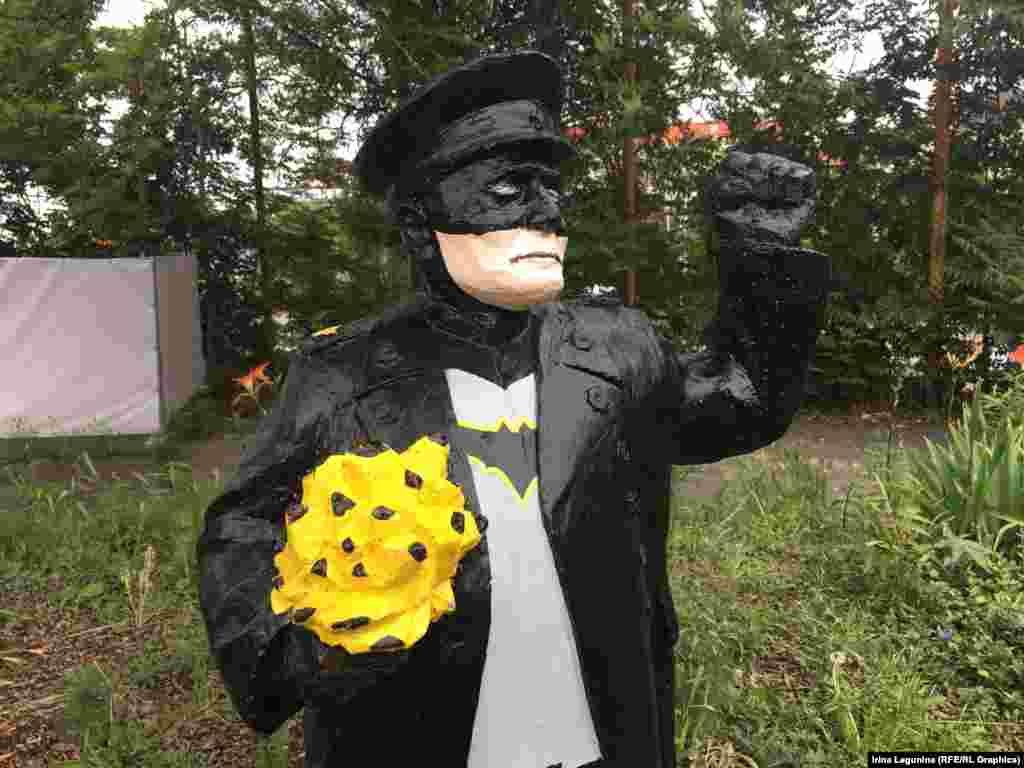 Фігурки &laquo;маленького Конєва&raquo; &ndash; такі, як ця, розмальована під Бетмена, &ndash; розмістили вздовж вулиці в Празі імені маршала Конєва, Конєвової