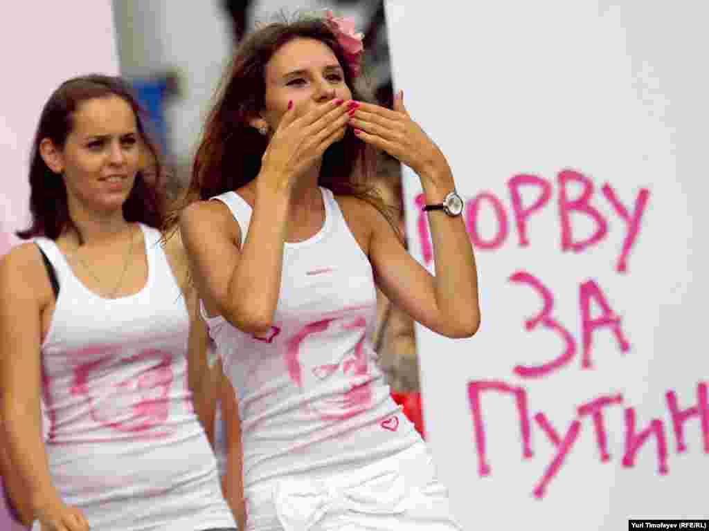 Jurnalistlərin qarşısından keçən qızlar dualar oxuyub, "Putin!" şüalrarı səsləndirib, öpüş göndəriblər.  