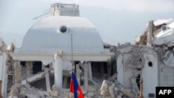 Հայիթիի պետական դրոշը ավերված նախագահական նստավայրի դիմաց, Պորտ-օ-Պրենս, 20-ը հունվարի, 2010