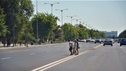 Diňle: Köçelerde dilegçi çaga köpelýär, hökümet 'görmeýär'