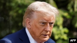 Доналд Трамп навиштааст: "Агар режими феълии Эрон натавонад, Эронро дубора бузург кунад, чаро набояд тағйири режим вуҷуд дошта бошад???"