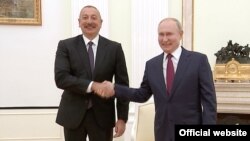 Президент России Владимир Путин (справа) и президент Азербайджана Ильхам Алиев 
