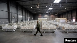 У павільйоні виставкового центру в Празі армія розгорнула польовий шпиталь на 500 ліжок на випадок масової шпиталізації легших хворих із COVID-19, щоб залишити спеціалізовані лікарні для важчих хворих. Наразі він виявляється не потрібним, але про всяк випадок його не згортають