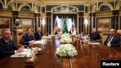 سرگئی لاوروف، وزیر خارجه روسیه (نفر اول سمت راست) و مارکو روبیو، وزیر خارجه آمریکا (نفر وسط، سمت چپ) در جریان مذاکرات ریاض