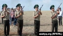 Военные на похоронах погибшего на посту «Арканкерген» пограничника Камбара Аганаса. Актобе, 9 июня 2012 года 
