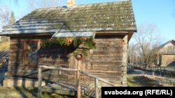 У гэтай хаце плятуць вянок.