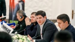 Мирзиёевдин экинчи күйөө баласы Отабек Умаров (ортодо).