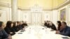 Премьер-министр Никол Пашинян принимает матерей погибших военнослужащих, 8 марта 2020 г. 