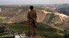 یک سرباز اسرائیلی در بلندی‌های جولان، منطقه‌ای در جنوب سوریه را زیر نظر دارد