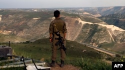 یک سرباز اسرائیلی در بلندی‌های جولان، منطقه‌ای در جنوب سوریه را زیر نظر دارد