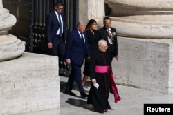 Predsjednik SAD Donald Trump sa suprugom Melanijom prisustvuje pogrebnoj misi za papu Franju, 26. april 2025.