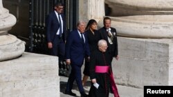 Президент США Дональд Трамп і перша леді Меланія Трамп йдуть на похоронну церемонію папи Франциска у Ватикані, 26 квітня 2025 року
