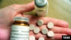 توزيع دارو در سوپرمارکت ها و مراکز غير تخصصی، قاچاق و پخش داروهای تقلبی درحالی در کشور رواج يافته است که به گفته برخی مسوولان، حتی برخی داروخانه های دارای مجوز رسمی نيز داروهای تقلبی و قاچاق را به بيماران عرضه می کنند.