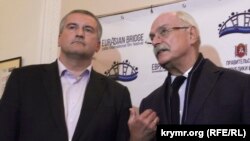 Російський режисер Микита Михалков (праворуч) разом із очільником окупаційної влади Криму Сергієм Аксьоновим
