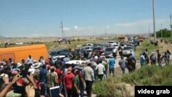 Эътирози сокинони ноҳияи Хуросон дар шоҳроҳи Бохтар-Душанбе. 17-уми майи 2020